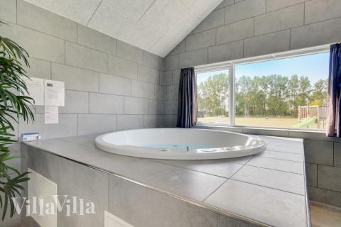 Genießen Sie den warmen Whirlpool im Luxusferienhaus Nr. 470 in Lolland/Falster/Mön