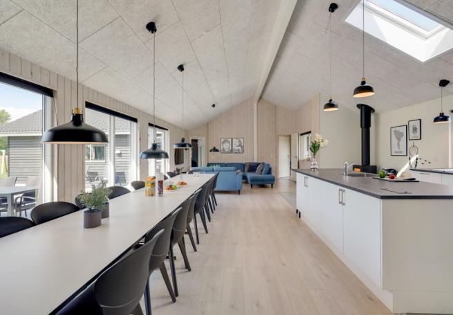 Der große, lichtdurchflutete Aufenthaltsraum im Luxusferienhaus Nr. 470 für 24.