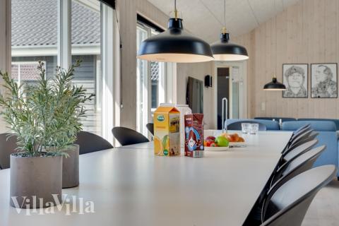 Der Aufenthaltsraum bietet Platz für 24 Personen, wenn ihr das Ferienhaus 470 in Lolland/Falster/Mön besucht.