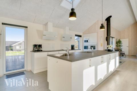 Gut ausgestattete Küche im Luxusferienhaus Nr. 479 in Ostjütland.