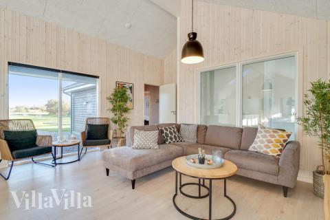 Der große, lichtdurchflutete Aufenthaltsraum im Luxusferienhaus Nr. 479 für 26.