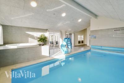 Das Ferienhaus 479 hat einen schicken Poolbereich mit Wasserrutsche, einem geräumigen, eingelassenen Whirlpool und einer Sauna.