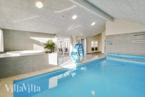 Das Ferienhaus 479 hat einen schicken Poolbereich mit Wasserrutsche, einem geräumigen, eingelassenen Whirlpool und einer Sauna.