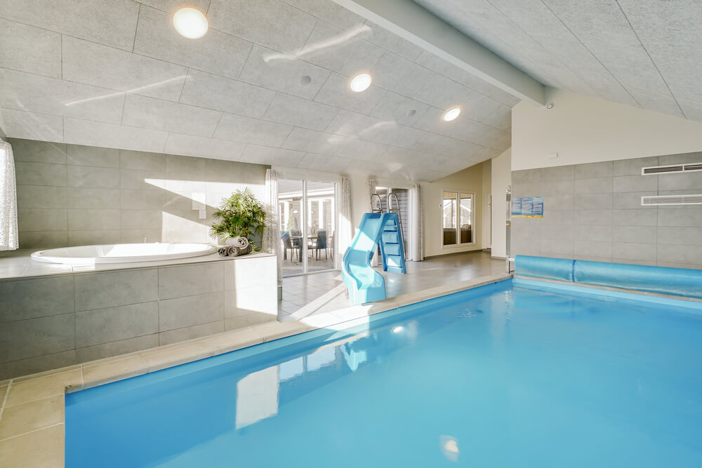 Das Ferienhaus 479 hat einen schicken Poolbereich mit Wasserrutsche, einem geräumigen, eingelassenen Whirlpool und einer Sauna.