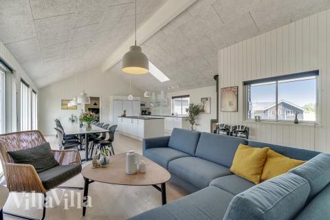 Der große, lichtdurchflutete Aufenthaltsraum im Luxusferienhaus Nr. 480 für 24.