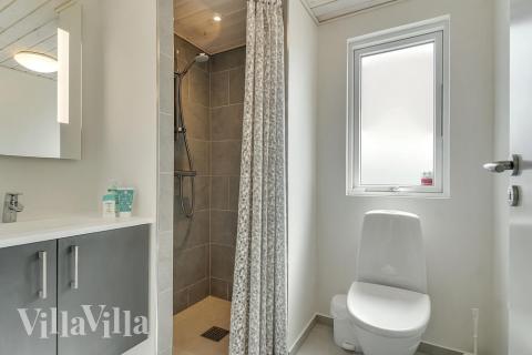 Eines der Badezimmer im Luxusferienhaus Nr. 480