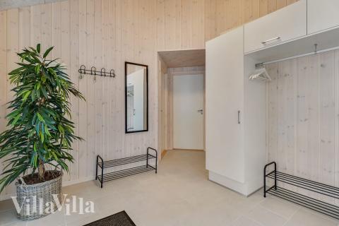 Der geräumige Eingangsbereich im Luxusferienhaus Nr. 480 in Ostjütland