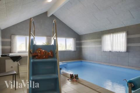 Das Ferienhaus 481 hat einen schicken Poolbereich mit Wasserrutsche, einem geräumigen, eingelassenen Whirlpool und einer Sauna.