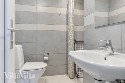 Eines der Badezimmer im Luxusferienhaus Nr. 481