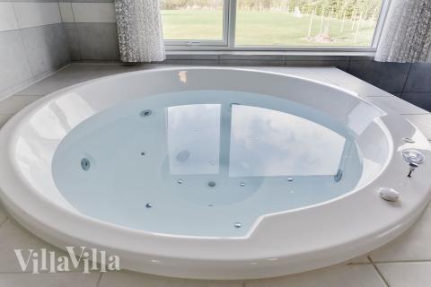 Genießen Sie den warmen Whirlpool im Luxusferienhaus Nr. 481 in Lolland/Falster/Mön