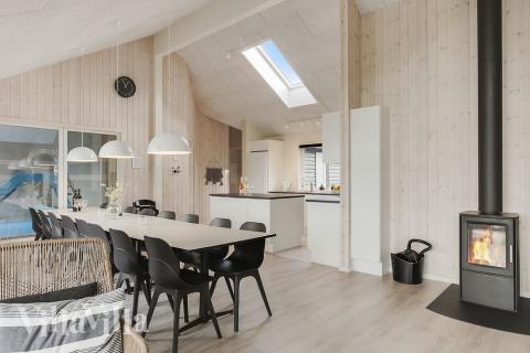 Der große, lichtdurchflutete Aufenthaltsraum im Luxusferienhaus Nr. 481 für 16.