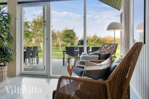 Die Couch im Luxusferienhaus Nr. 481 in Lolland/Falster/Mön lädt zu Gesellschaftsspielen oder zu Kinoabenden ein.