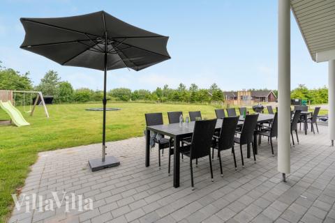 Auf der Terrasse des Ferienhauses Nr. 481 ist Platz für 16 Personen.