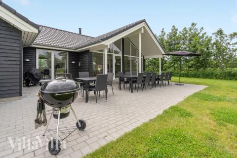 Genießen Sie einen Grillabend auf der Terrasse des Luxusferienhauses Nr. 481 in Lolland/Falster/Mön