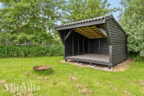 Zu dem attraktiven Ferienhaus Nr. 481 in Lolland/Falster/Mön gehört auch ein tolles Angebot im Außenbereich, z. B. Spieleturm und Schaukeln