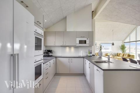 Gut ausgestattete Küche im Luxusferienhaus Nr. 489 in Ostjütland.