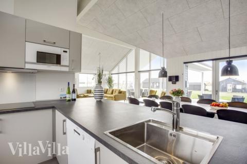 Die Küche in dem Luxusferienhaus Nr. 489 ist so gut ausgestattet, dass man problemlos Mahlzeiten für 18 Personen zubereiten kann.