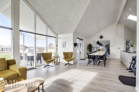 Der große, lichtdurchflutete Aufenthaltsraum im Luxusferienhaus Nr. 489 für 18.