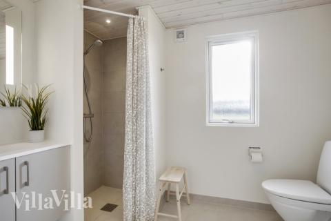 Eines der Badezimmer im Luxusferienhaus Nr. 489