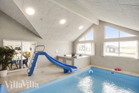 Das Ferienhaus 489 hat einen schicken Poolbereich mit Wasserrutsche, einem geräumigen, eingelassenen Whirlpool und einer Sauna.