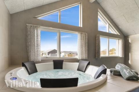 Genießen Sie den warmen Whirlpool im Luxusferienhaus Nr. 489 in Ostjütland