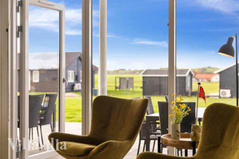 Die Couch im Luxusferienhaus Nr. 489 in Ostjütland lädt zu Gesellschaftsspielen oder zu Kinoabenden ein.