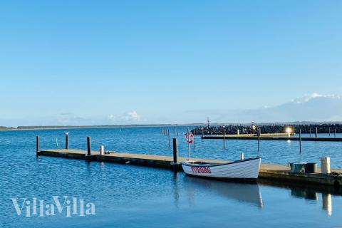 Standnahes Luxusferienhaus Nr. 489 in Ostjütland mit Platz für 18 Personen.