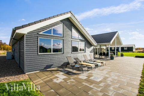 Genießen Sie einen Grillabend auf der Terrasse des Luxusferienhauses Nr. 489 in Ostjütland