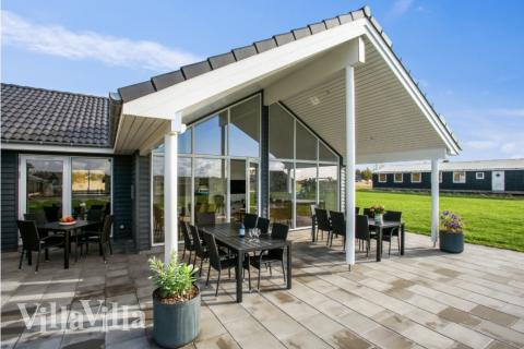 Auf der Terrasse des Ferienhauses Nr. 489 ist Platz für 18 Personen.