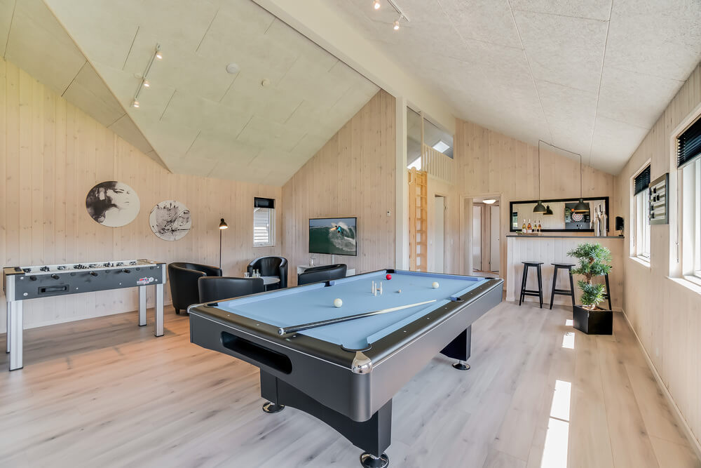 Das Luxusferienhaus 475 für 18 Personen hat einen großen Aktivitätsraum mit u. a. Billard und Darts