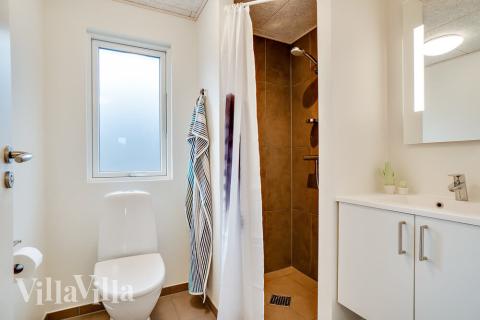 Eines der Badezimmer im Luxusferienhaus Nr. 484