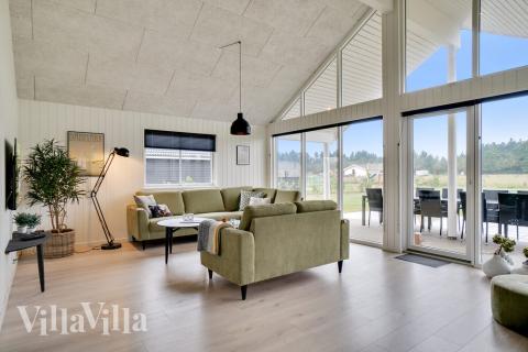 Der große, lichtdurchflutete Aufenthaltsraum im Luxusferienhaus Nr. 484 für 18.