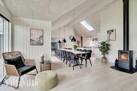 Der Aufenthaltsraum bietet Platz für 18 Personen, wenn ihr das Ferienhaus 484 in Westjütland besucht.