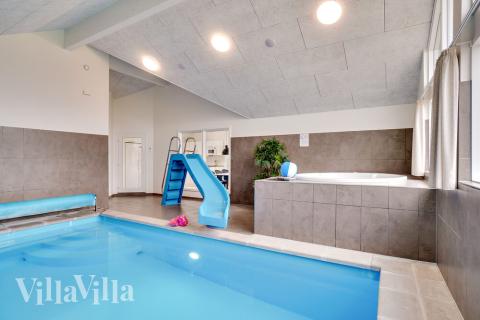 Das Ferienhaus 484 hat einen schicken Poolbereich mit Wasserrutsche, einem geräumigen, eingelassenen Whirlpool und einer Sauna.