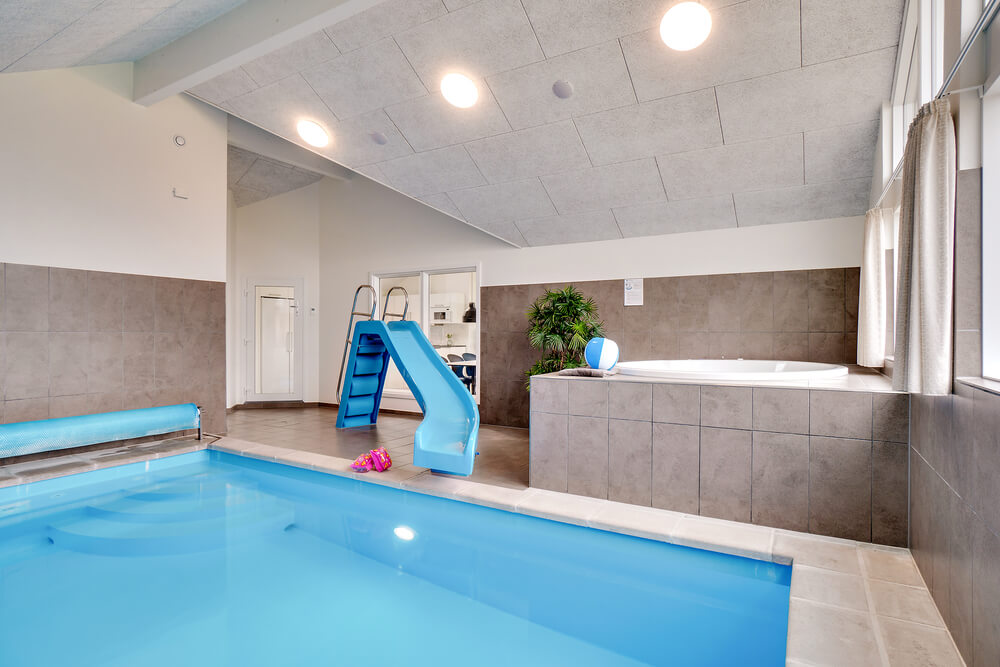 Das Ferienhaus 484 hat einen schicken Poolbereich mit Wasserrutsche, einem geräumigen, eingelassenen Whirlpool und einer Sauna.