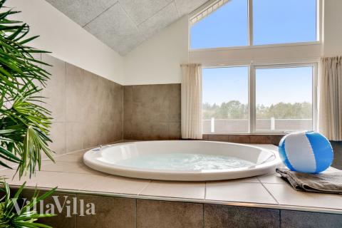Genießen Sie den warmen Whirlpool im Luxusferienhaus Nr. 484 in Westjütland