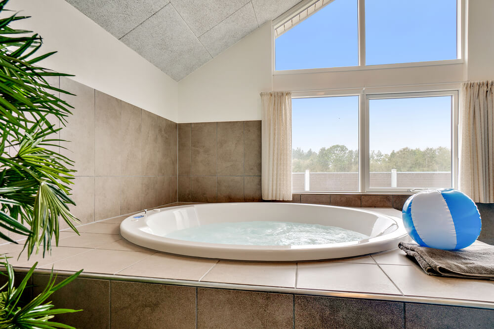 Genießen Sie den warmen Whirlpool im Luxusferienhaus Nr. 484 in Westjütland