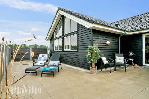 Auf der Terrasse des Ferienhauses Nr. 484 ist Platz für 18 Personen.