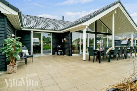 Das Luxusferienhaus Nr. 484 hat eine tolle Terrasse, die mit hochwertigen Gartenmöbeln für 18 Personen ausgestattet ist.