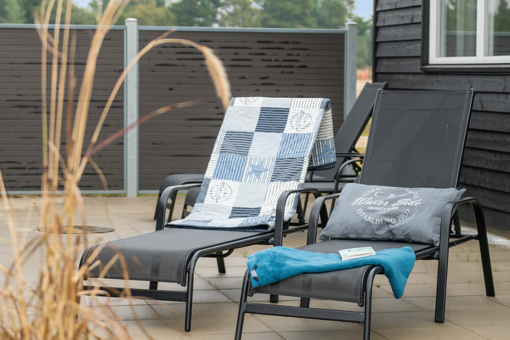 Genießen Sie einen Grillabend auf der Terrasse des Luxusferienhauses Nr. 484 in Westjütland