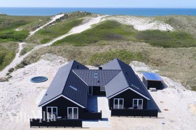 Dieses schöne Poolhaus Nr. 486 mit Platz für 20 Personen liegt in Westjütland