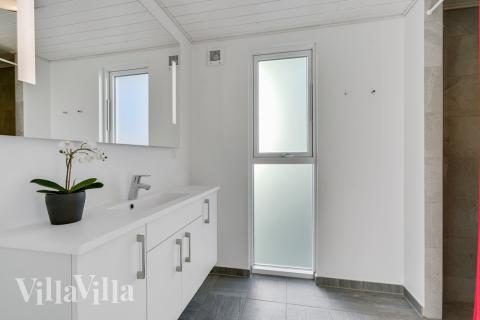Eines der Badezimmer im Luxusferienhaus Nr. 486