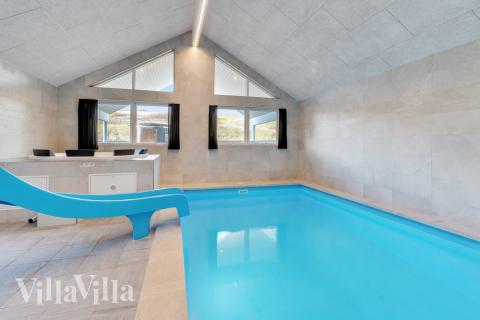 Das Ferienhaus 486 hat einen schicken Poolbereich mit Wasserrutsche, einem geräumigen, eingelassenen Whirlpool und einer Sauna.