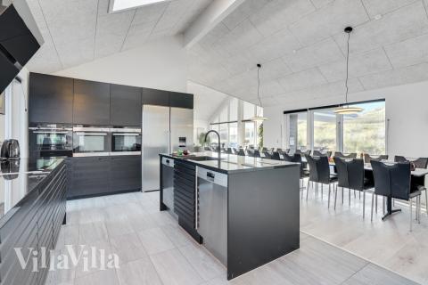 In der Küche des Luxusferienhauses ist alles vorhanden, was man braucht, um Mahlzeiten für 20 Personen zuzubereiten.