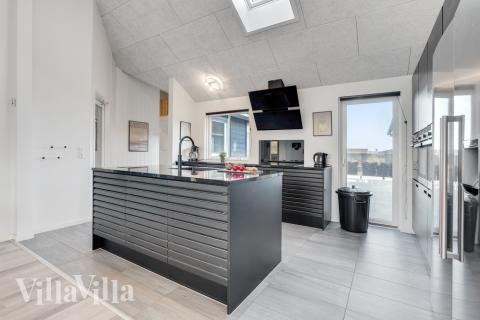 Gut ausgestattete Küche im Luxusferienhaus Nr. 486 in Westjütland.