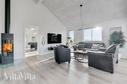 Die Couch im Luxusferienhaus Nr. 486 in Westjütland lädt zu Gesellschaftsspielen oder zu Kinoabenden ein.