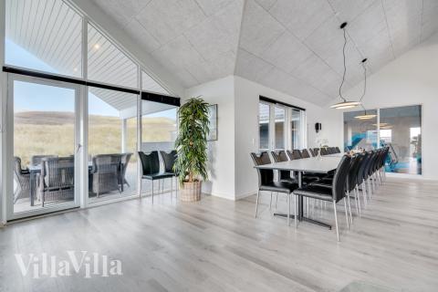 Der große, lichtdurchflutete Aufenthaltsraum im Luxusferienhaus Nr. 486 für 20.