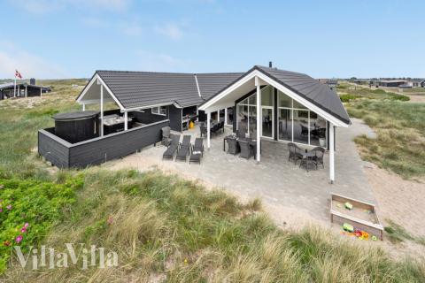 Dieses schicke Poolhaus Nr. 486 liegt in Westjütland und bietet Platz für 20 Personen.