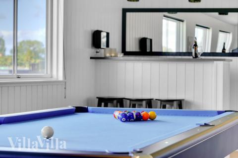 Das Luxusferienhaus 490 für 18 Personen hat einen großen Aktivitätsraum mit u. a. Billard und Darts