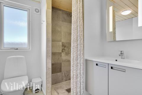 Eines der Badezimmer im Luxusferienhaus Nr. 490